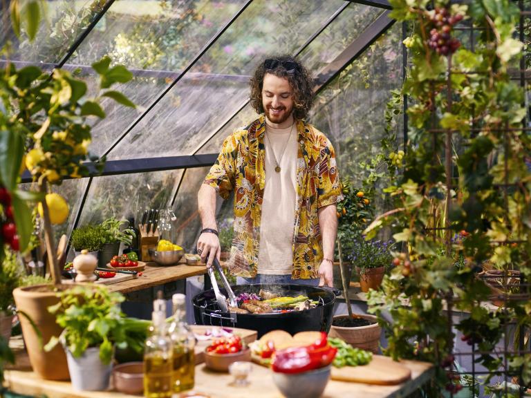 210407_MEDIAMONKS_GG_BBQ Lifestyle1.jpg chef_cooking