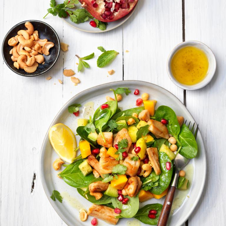 Šalát s veggie rezančekmi, cícerom a granátovým jablkom Filet Pieces šalát s ovocím a cícerom