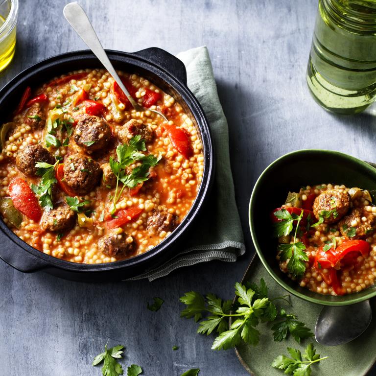 Perlový kuskus na jednej panvici s gulášom