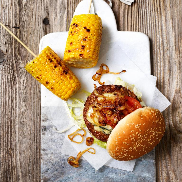 Klasický cheeseburger s opečenou kukuřicí